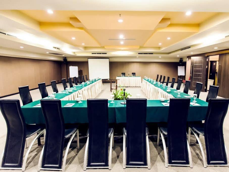Orchardz Hotel Industri Jakarta Kemayoran Exterior photo